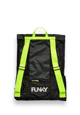 Mochila para natación marca Funky Trunks, Neón